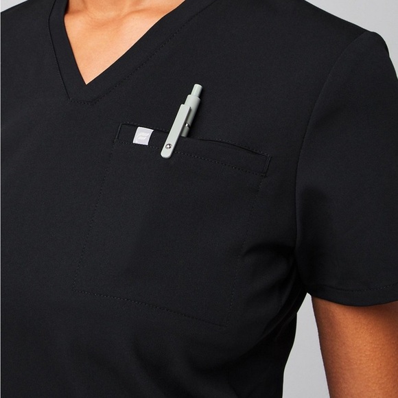 Fabletics Black Scrub Set - Picture 4 of 5